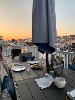 Outdoor dining - Relax at our Waterfront Home (Stafford Township)