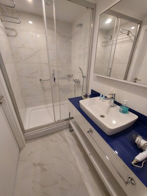 Kamar Double Comfort | Kamar mandi | Pengering rambut dan handuk