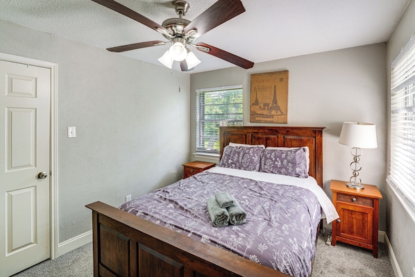3 bedrooms, desk, iron/ironing board, free Internet