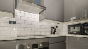 雪櫃、電熱水壺、多士爐、廚房用具/餐具/器皿