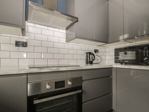 Réfrigérateur, bouilloire électrique, grille-pain