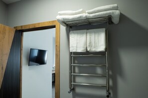 Ducha, artículos de tocador gratuitos, secador de pelo, pantuflas