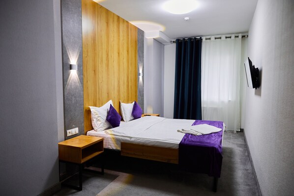 Habitación familiar | Ropa de cama de alta calidad, escritorio y cortinas blackout 