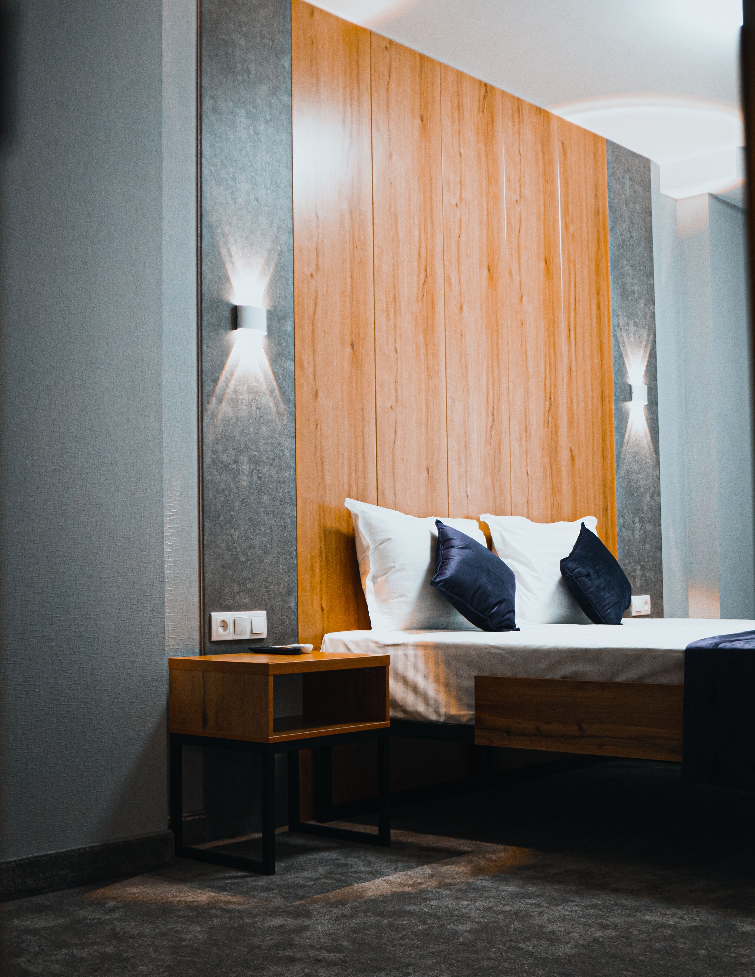 Perhehuone | Ylelliset vuodevaatteet, työpöytä, pimennysverhot, äänieristys