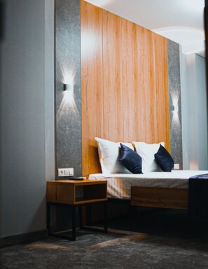 Ropa de cama de alta calidad, escritorio y cortinas blackout