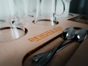 Ropa de cama de alta calidad, escritorio y cortinas blackout