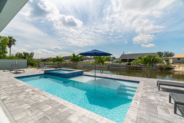 Una piscina al aire libre, una piscina climatizada