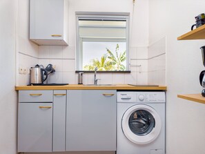 Comfort Apartment | Private kitchen | Oven, stovetop, electric kettle, toaster oven - Cocon Dumyse, proche du Jardin botanique (Petit-Bourg)