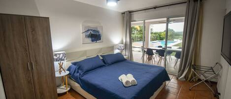 6 bedrooms, desk, iron/ironing board, WiFi