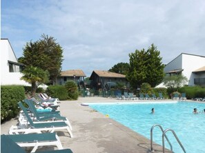 Utendørsbasseng og et oppvarmet basseng