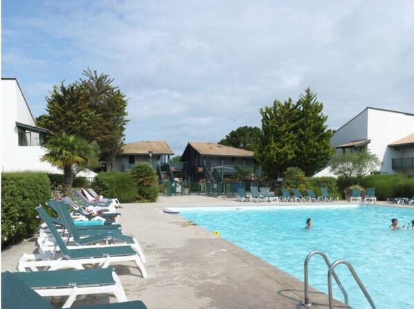 Utomhuspool och uppvärmd pool