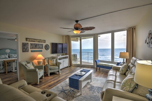 Beautiful condo directly on the beach, heated pool, pickleball, basketball, more