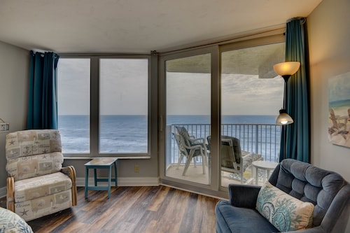 Beautiful condo directly on the beach, heated pool, pickleball, basketball, more