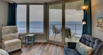 Beautiful condo directly on the beach, heated pool, pickleball, basketball, more