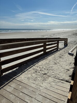 Sur la plage, chaise longue, serviettes de plage