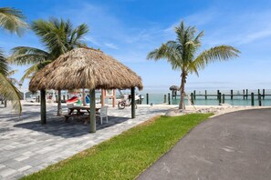 Terrace/patio - Oceanside Spacious Studio Escape (Marathon)