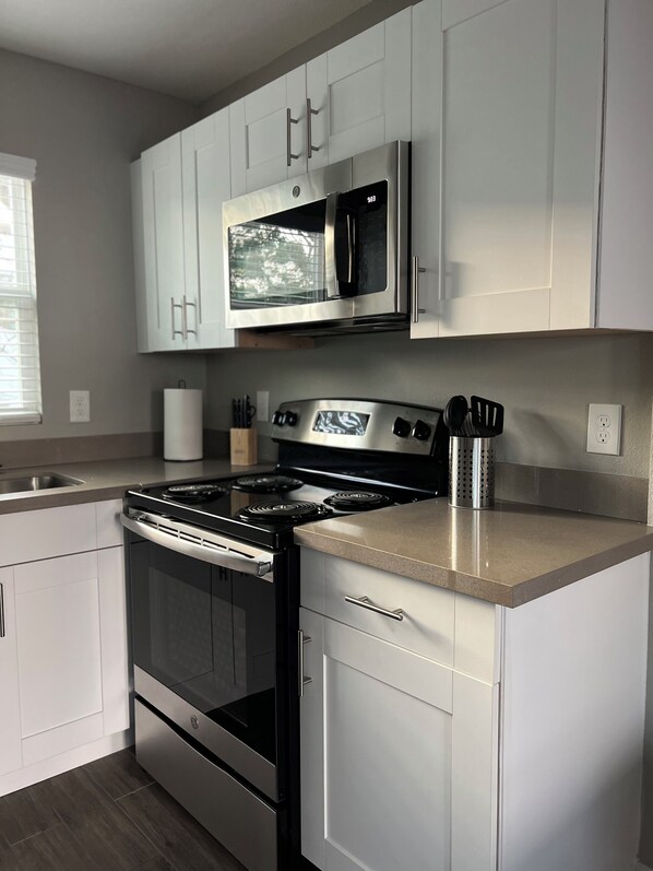 Coffee/tea maker, fridge, microwave, oven - Studio Apt. Near Downtown. Buffalo Bayou Park. (Houston)