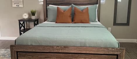 デスク、アイロン / アイロン台、WiFi (無料)、ベッドシーツ