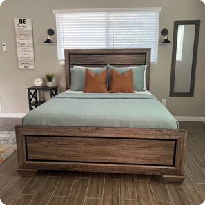 Desk, iron/ironing board, free WiFi, bed sheets - Studio Apt. Near Downtown. Buffalo Bayou Park. (Houston)