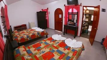 Quarto casal standard, 2 camas de casal | Roupas de cama antialérgicas, individualmente mobiliados, escrivaninha