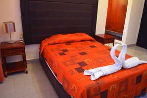 Basic Room, 1 Double Bed | Hypo-allergenic bedding, individually furnished, desk, laptop workspace