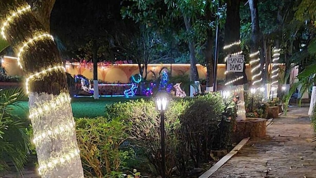 A stone pathway with decorative lighting and a sign reading "BANOS DAMAS". - Hotel Casa Kolping (Tuxtla Gutierrez)