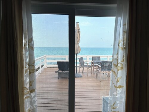 Romantic Waterfront Sunset Cottage in Eleuthera Bahamas