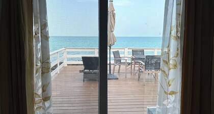 Romantic Waterfront Sunset Cottage in Eleuthera Bahamas