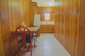 Habitació, 2 llits de matrimoni, fumadors, cuina bàsica | Escriptori, wifi gratuïta i roba de llit 