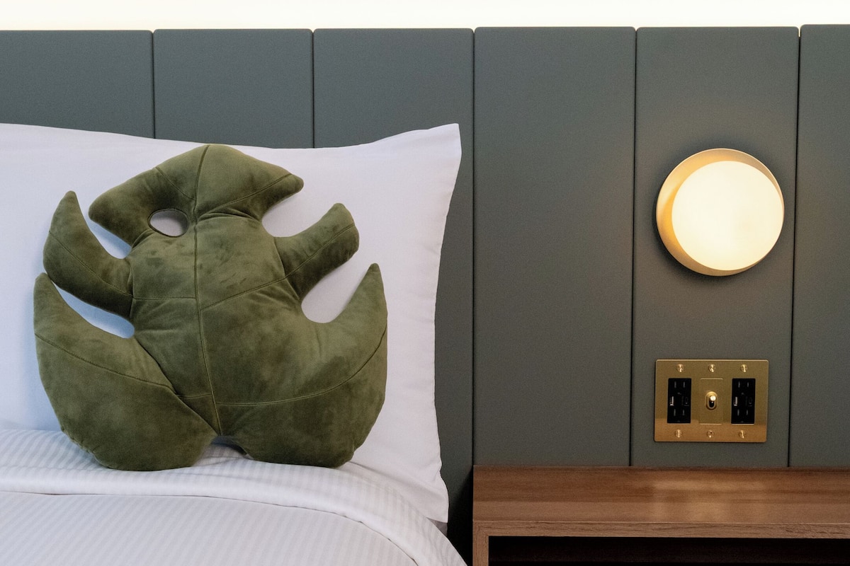 1 sovrum, sängtillbehör av högsta kvalitet, bäddmadrasser och minibar