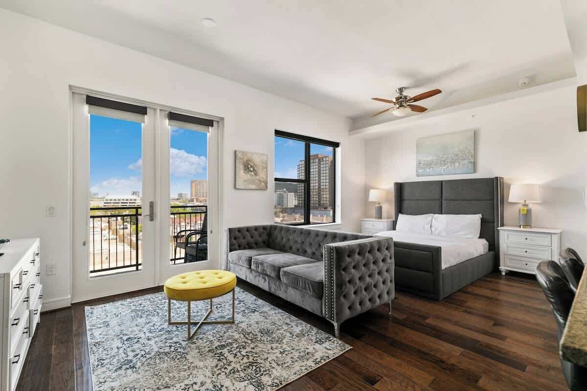 Télévision, cheminée, espaces bureaux