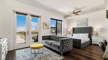 Televisie, een open haard en een kantoor