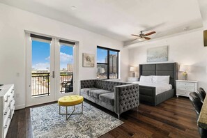 TV, peis og kontorer