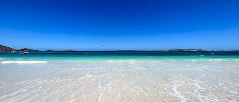 Una spiaggia nelle vicinanze