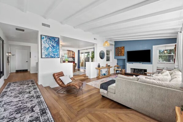 Een smart-tv, tafelvoetbal, een tafeltennistafel en boeken