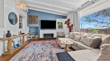 Smart TV, futbolito, tenis de mesa y libros