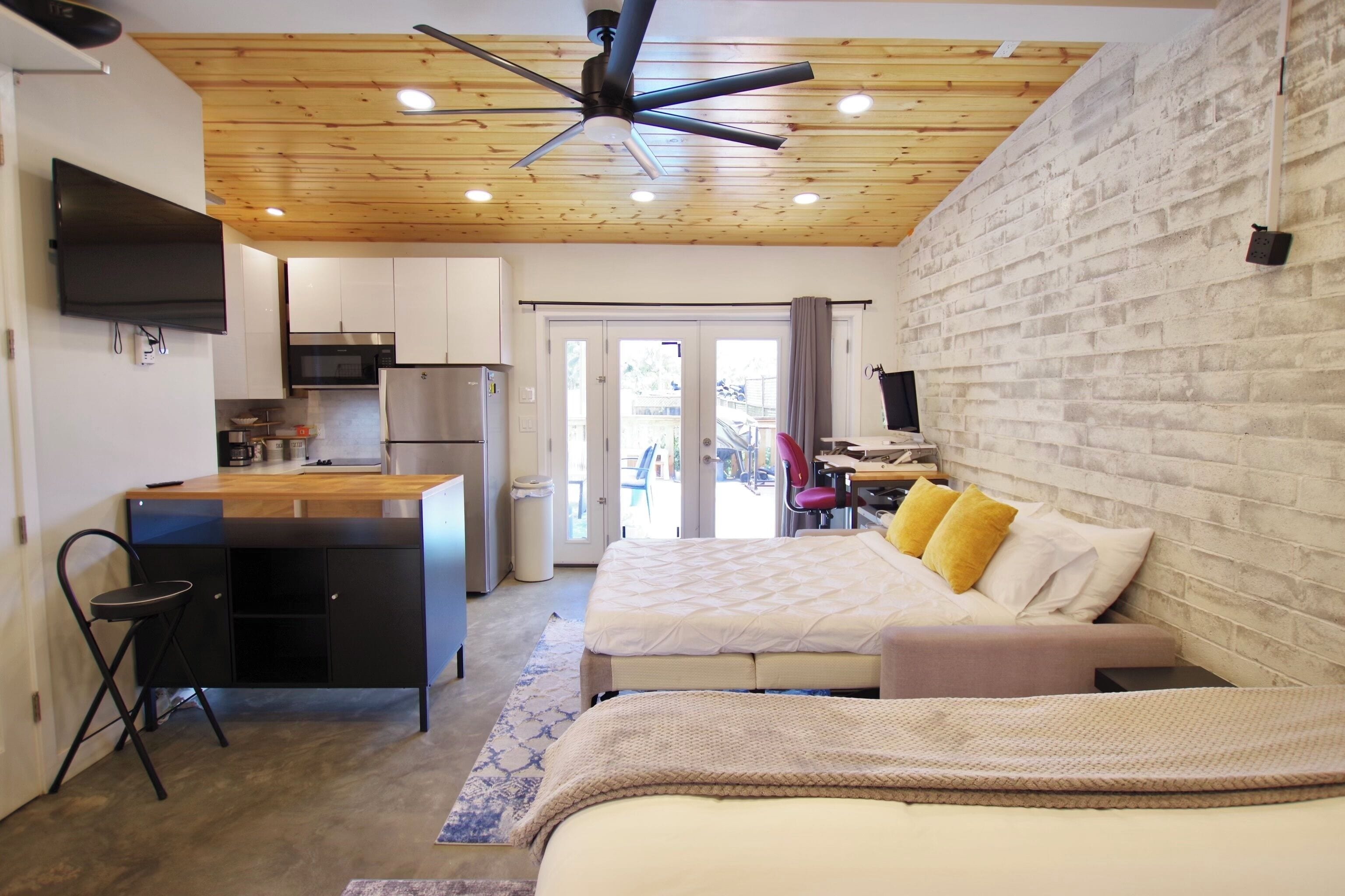 4 chambres, bureau, fer et planche à repasser, lit de bébé portatif