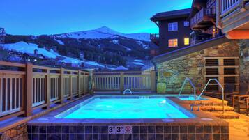 Alberca techada y alberca al aire libre