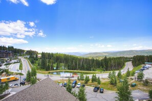 Third-party on-site parking, electric car charging point - One Ski Hill Penthouse — Two Kings & Divide Views (Breckenridge)