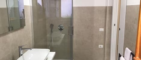 Chuveiro, secador de cabelo, bidê, toalhas de banho