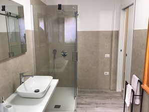 Regadera, secadora de cabello, bidet, toallas