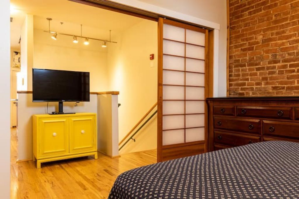 Roanoke Roofdeck Loft. Central Downtown Location