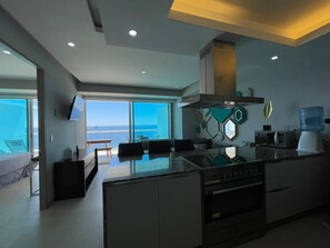 Refrigerador, microondas, horno y utensilios de cocina