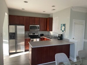 Kjøleskap, mikrobølgeovn, kokeplater og oppvaskmaskin