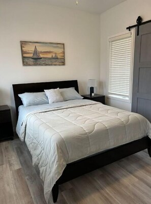 2 bedrooms, iron/ironing board, free WiFi, bed sheets - The Lake Escape! (Lake Geneva)
