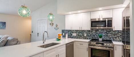 Køleskab, mikrobølgeovn, ovn, kogeplade