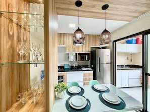 Apartament | Cuina privada | Frigorífic, microones, forn i utensilis de cuina, vaixella i coberteria