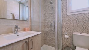 シャワー、ヘアドライヤー、タオル