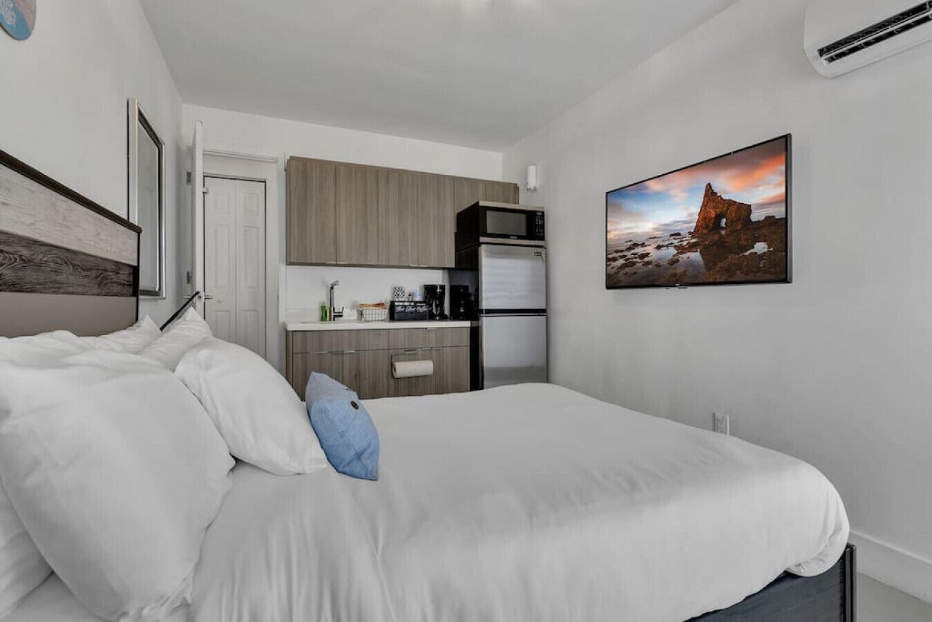 Glorious Beaches. Gorgeous Weather. Glamorous Nightlife.