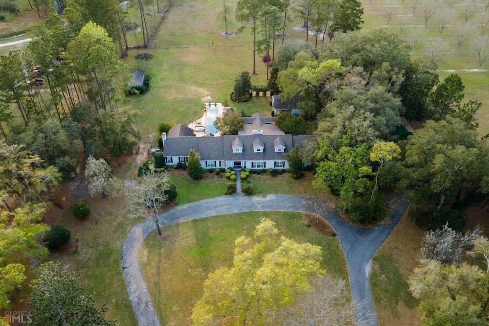 Great farm house with lap pool, ping pong, pet friendly